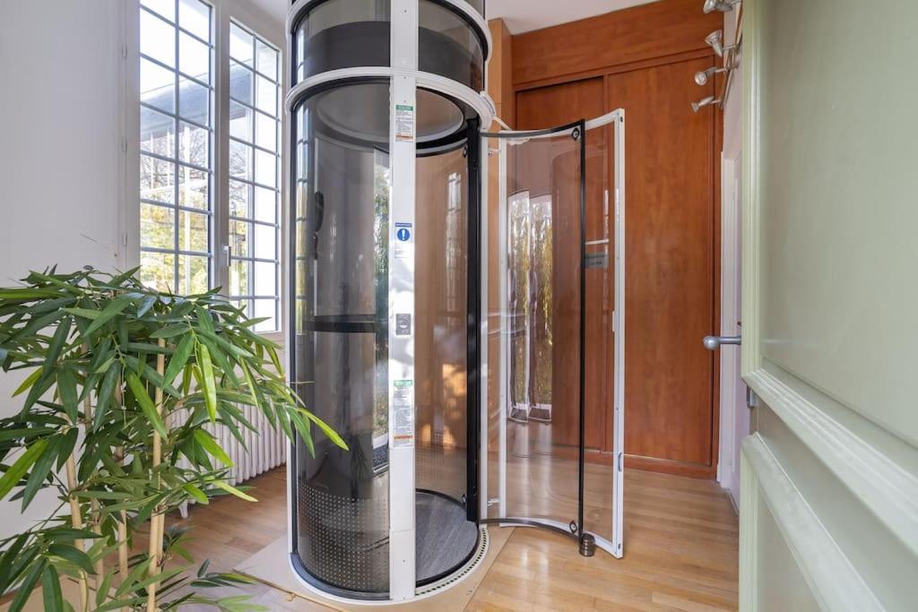 Appartement De 100M2 Dans Un Parc A 20 Mn Du Centre De Paris Garches Luaran gambar